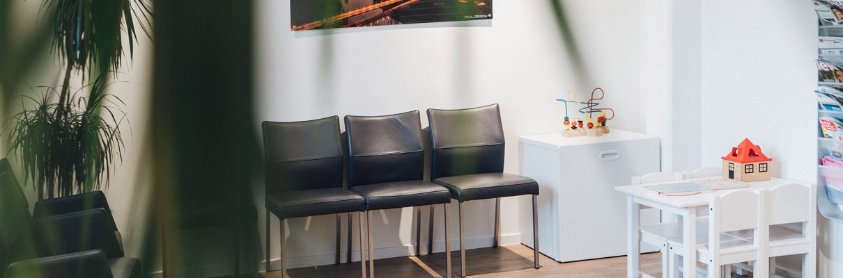 Gemütliches Wartezimmer mt Spielbereich für Kinder