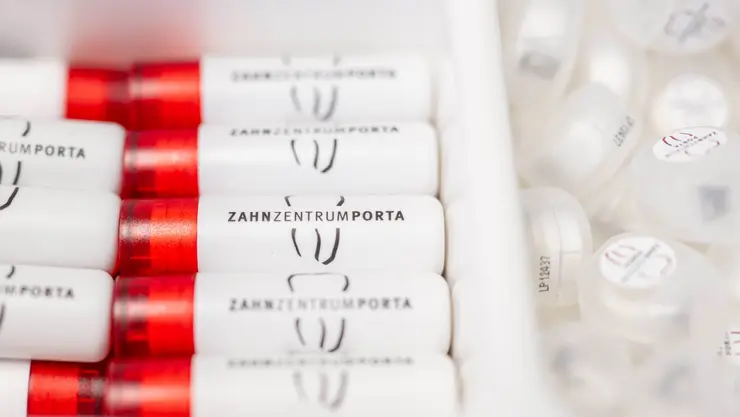 Zahn-/Pflegeprodukte mit Praxislogo
