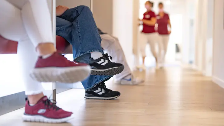 Flur mit Helferinnen und wartenden Patienten