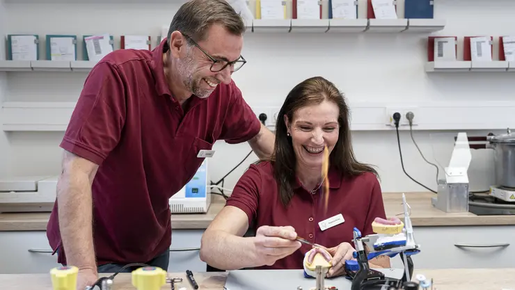 Labor Angestellte bei der Arbeit