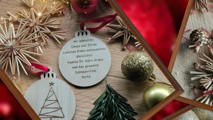 Bewohner vom Altenpflegeheim Haus Laurentius in Namen zusammen mit Vertretern vom Zahnzentrum Porta bei der Übergabe der gespendeten Weihnachtsbäume