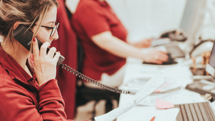 Mitarbeiterin an der Rezeption wärend eines Telefonats