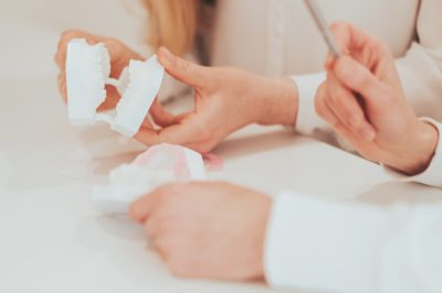 Zahntechniker betrachten Gebiss-Modelle