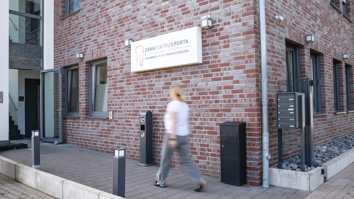 Patientin am Eingangsbereich des Zahnzentrums Porta Westfalica