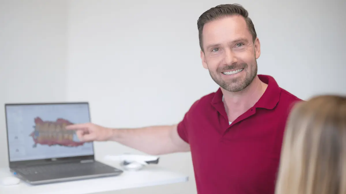 Björn Kranz zeigt auf 3D Scan