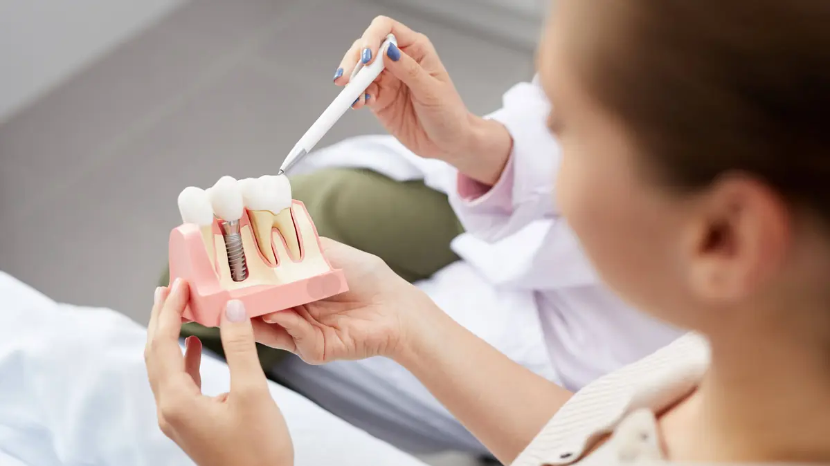 Zahnärztin erklärt Implantat