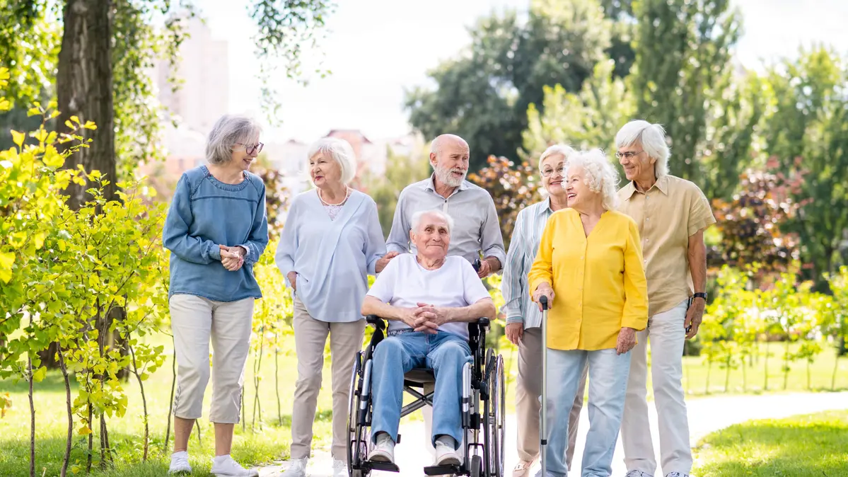 Gruppe von Senioren im Park