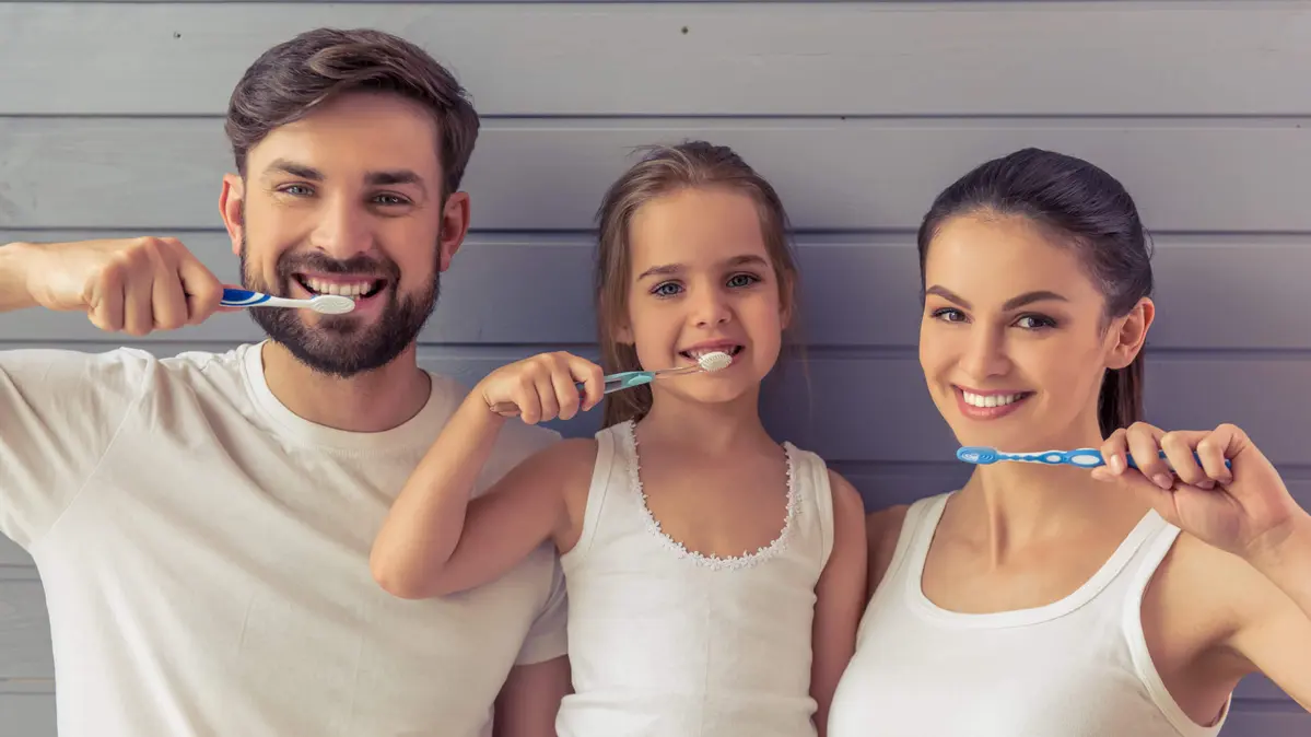 Familie beim Zähneputzen